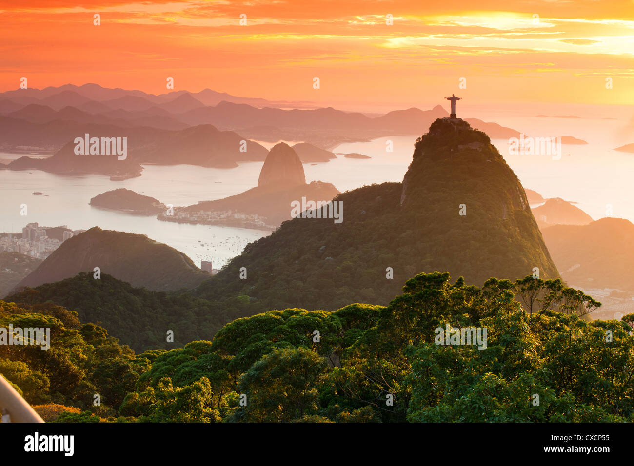 Le Christ, Rédempteur, Rio de Janeiro, Brésil. Pain de sucre dans l'arrière-plan la forêt de Tijuca Brésil repères. Banque D'Images