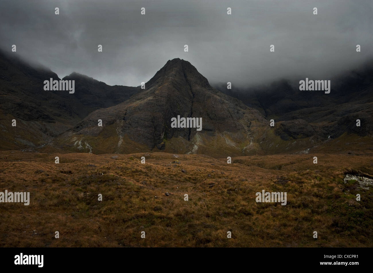 Ruisseau de montagne d'un Tairneilear avec Coco Allt Cuillin noires montagnes derrière, Glen cassante, Isle of Skye, Scotland, UK Banque D'Images