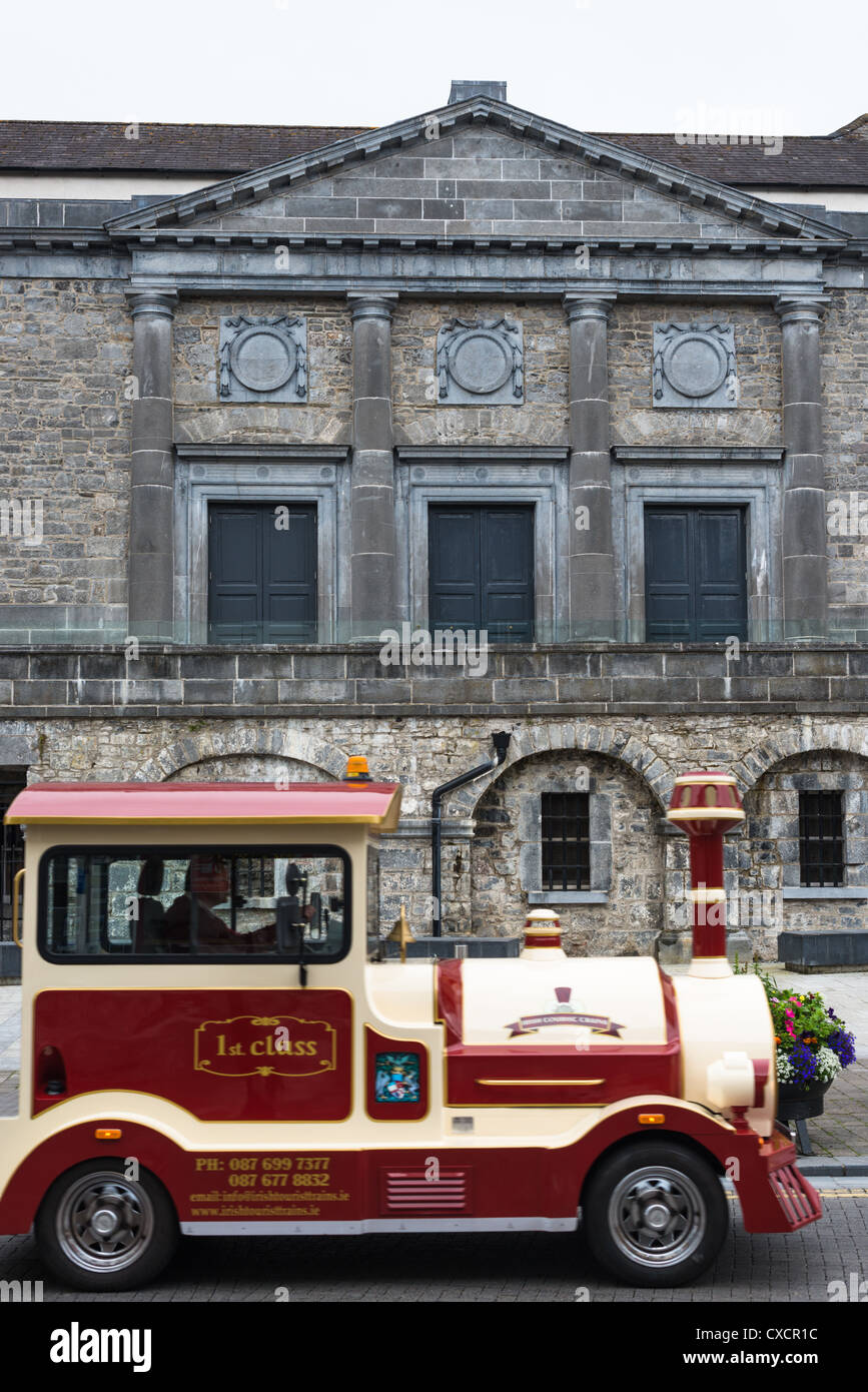 Train touristique passe Kilkenny ancienne Prison et palais de justice, République d'Irlande. Banque D'Images