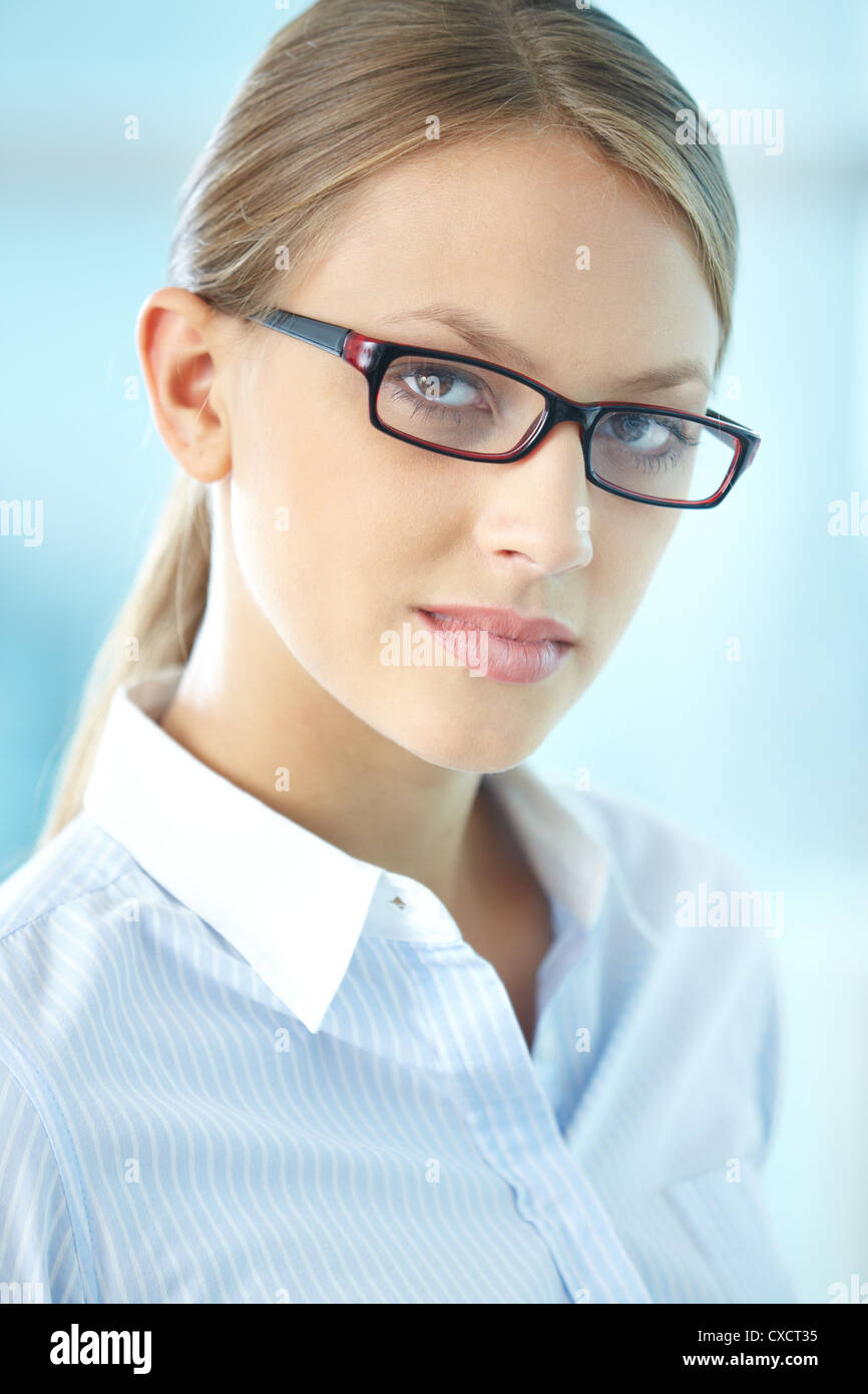 Portrait de smart secrétaire à lunettes looking at camera Photo Stock -  Alamy