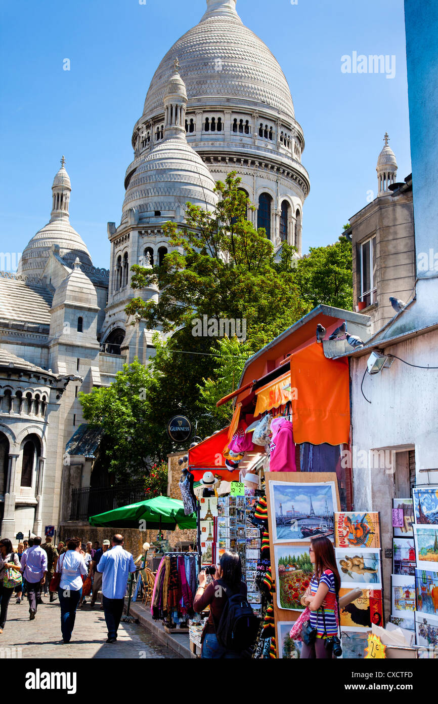 Les touristes déambulant dans les rues près de l'église du Sacré Coeur dans le quartier de Montmartre à Paris Banque D'Images