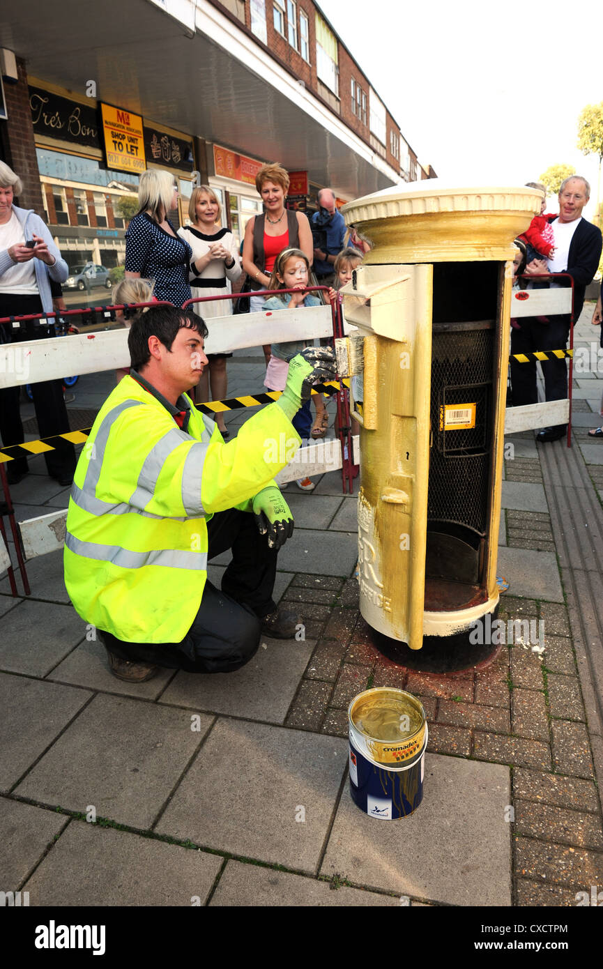 Royal Mail boîte peinte à l'or célébré Ellie Simmonds paralympiques médaille d'or dans sa ville natale de Aldridge. Banque D'Images