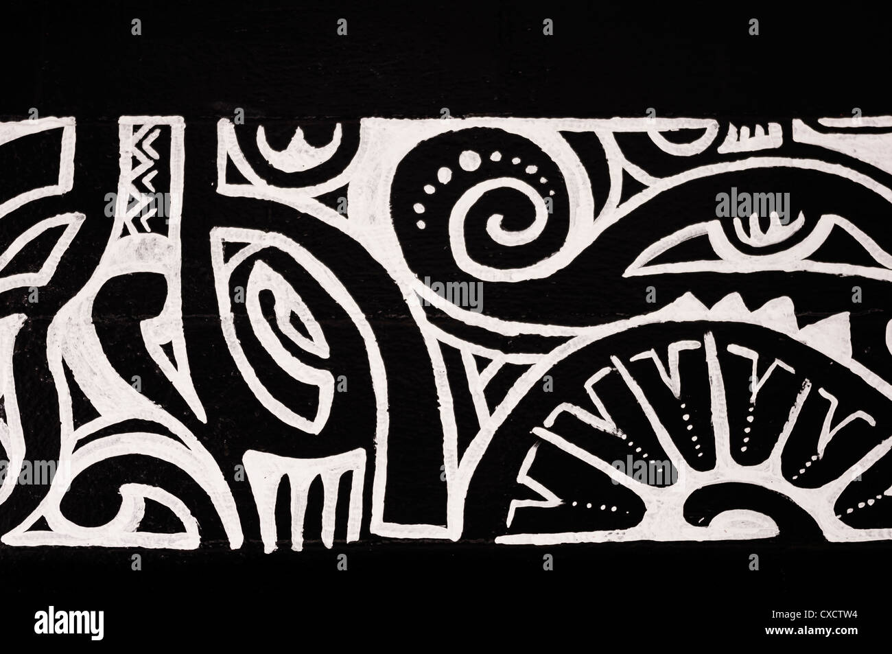 L'art maori noir et blanc décoration de travail le mur du local salon de tatouage. Banque D'Images