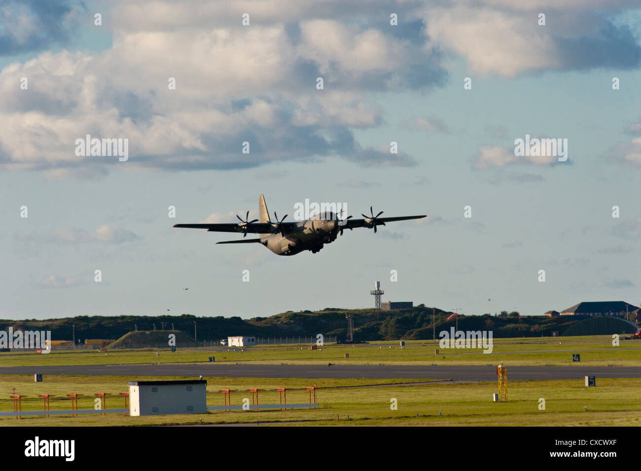 Hercules C-130. 875 à RAF Valley Anglesey au nord du Pays de Galles au Royaume-Uni. Banque D'Images