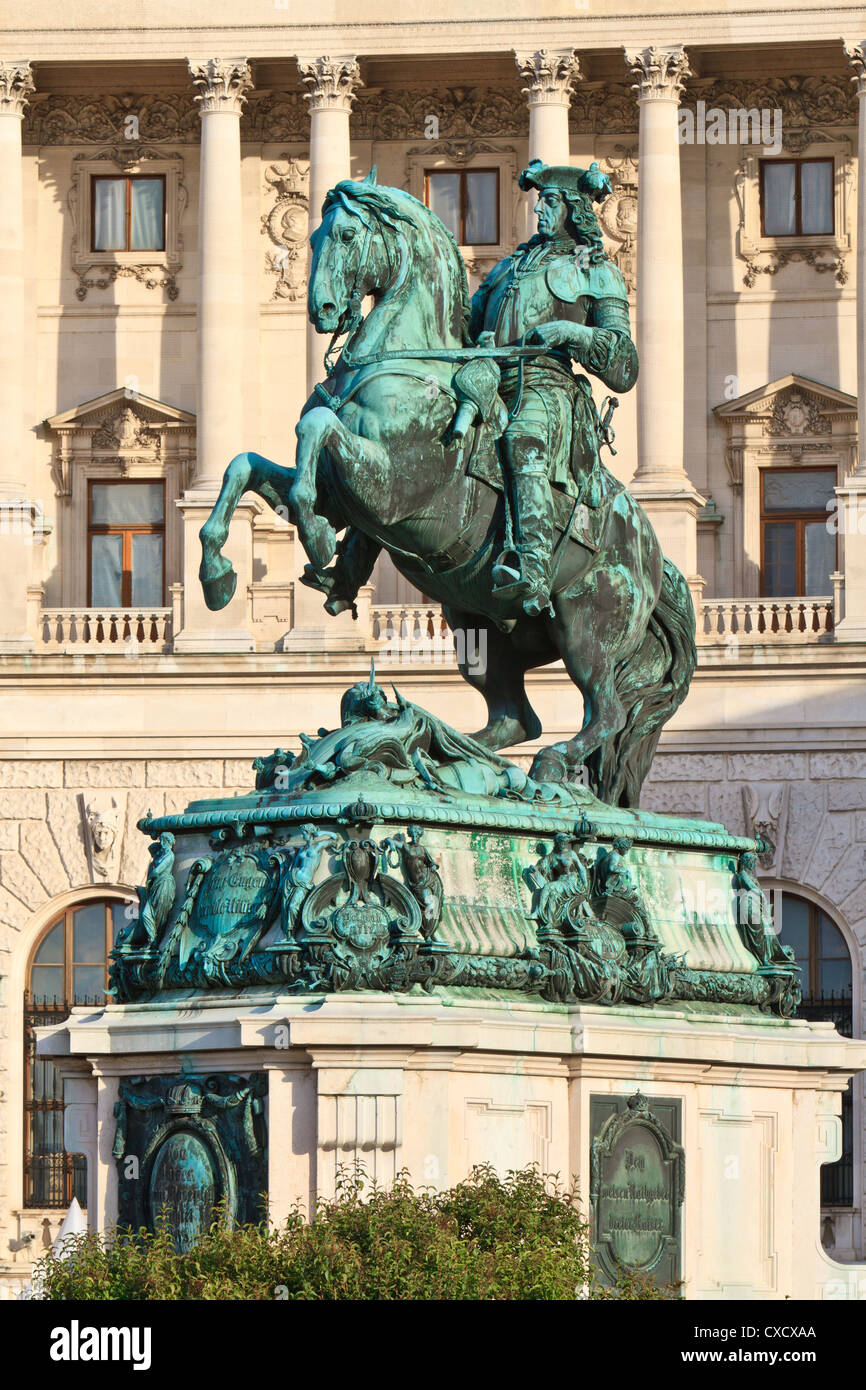 Monument du Prinz Eugen sur Heldenplatz dans près de Hofburg à la bibliothèque nationale d'Autriche. Vienne, Autriche. Banque D'Images