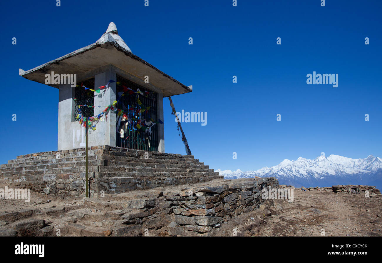 Sanctuaire bouddhiste et les drapeaux de prières, avec des montagnes enneigées au loin, au Népal Banque D'Images