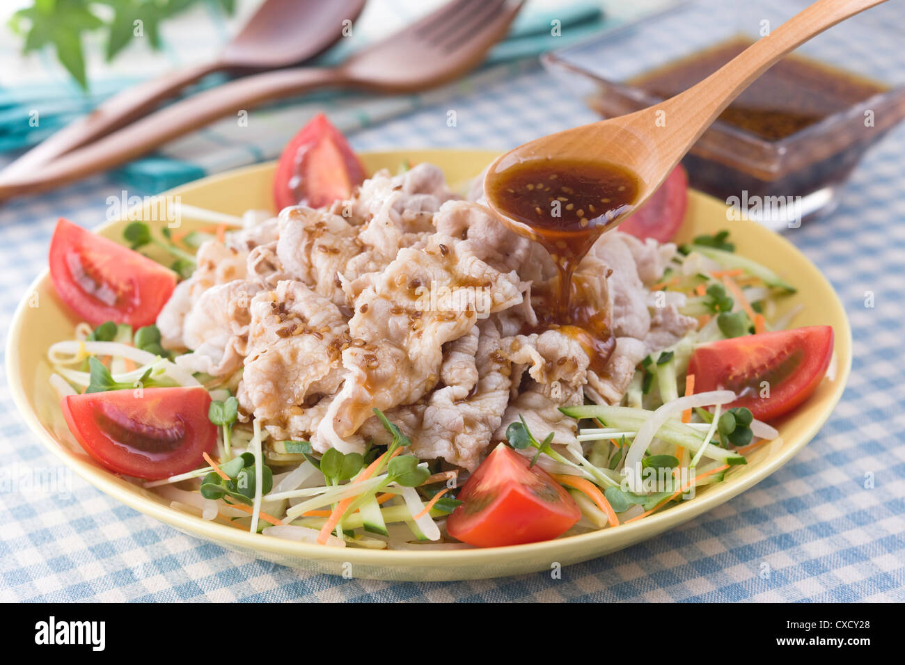 Mettre la vinaigrette à salade chinoise Salade Shabu Rei Banque D'Images