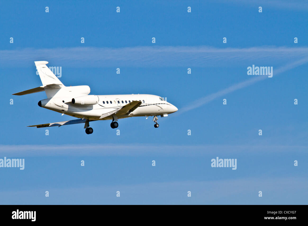 Avion à l'atterrissage / Jet Privé (Ciel bleu) Banque D'Images
