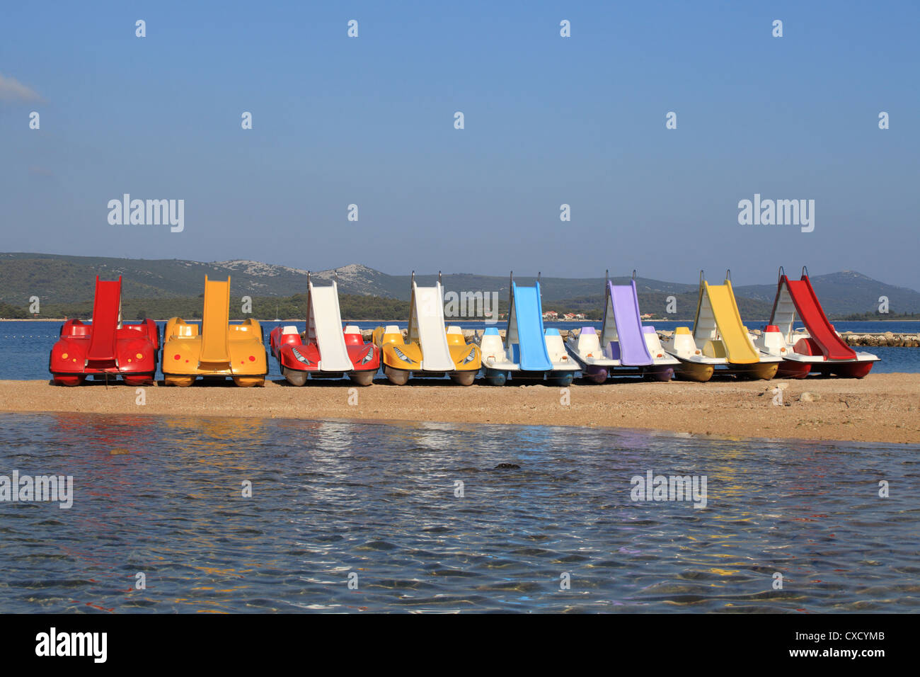 Colourfull pédalos sur la plage, Sveti Filip i Jakov, Croatie. Banque D'Images