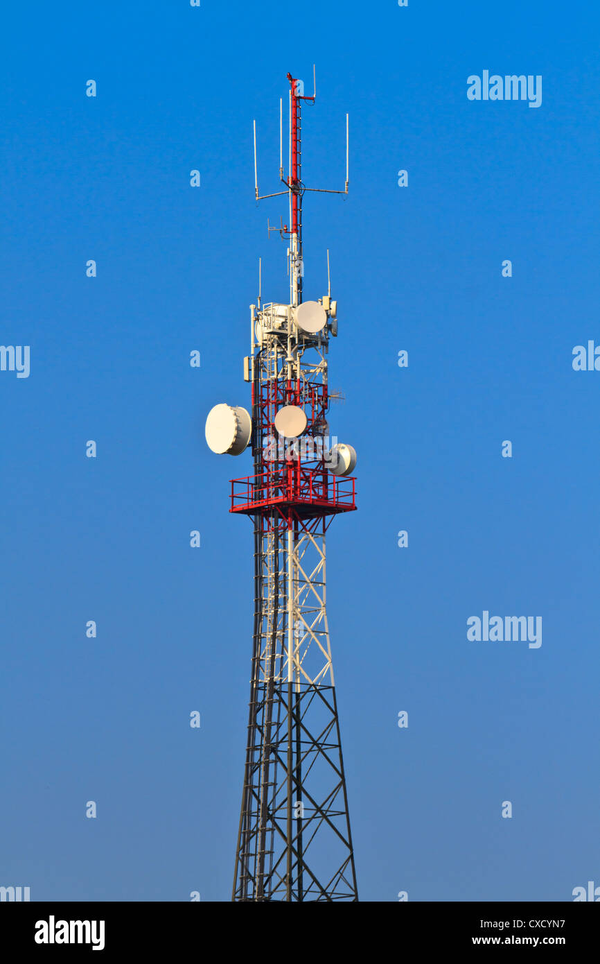 Communication Tower (Ciel bleu) Banque D'Images