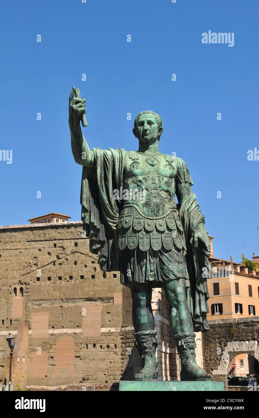 Détail architectural de la statue de l'empereur romain à Rome, Italie Banque D'Images