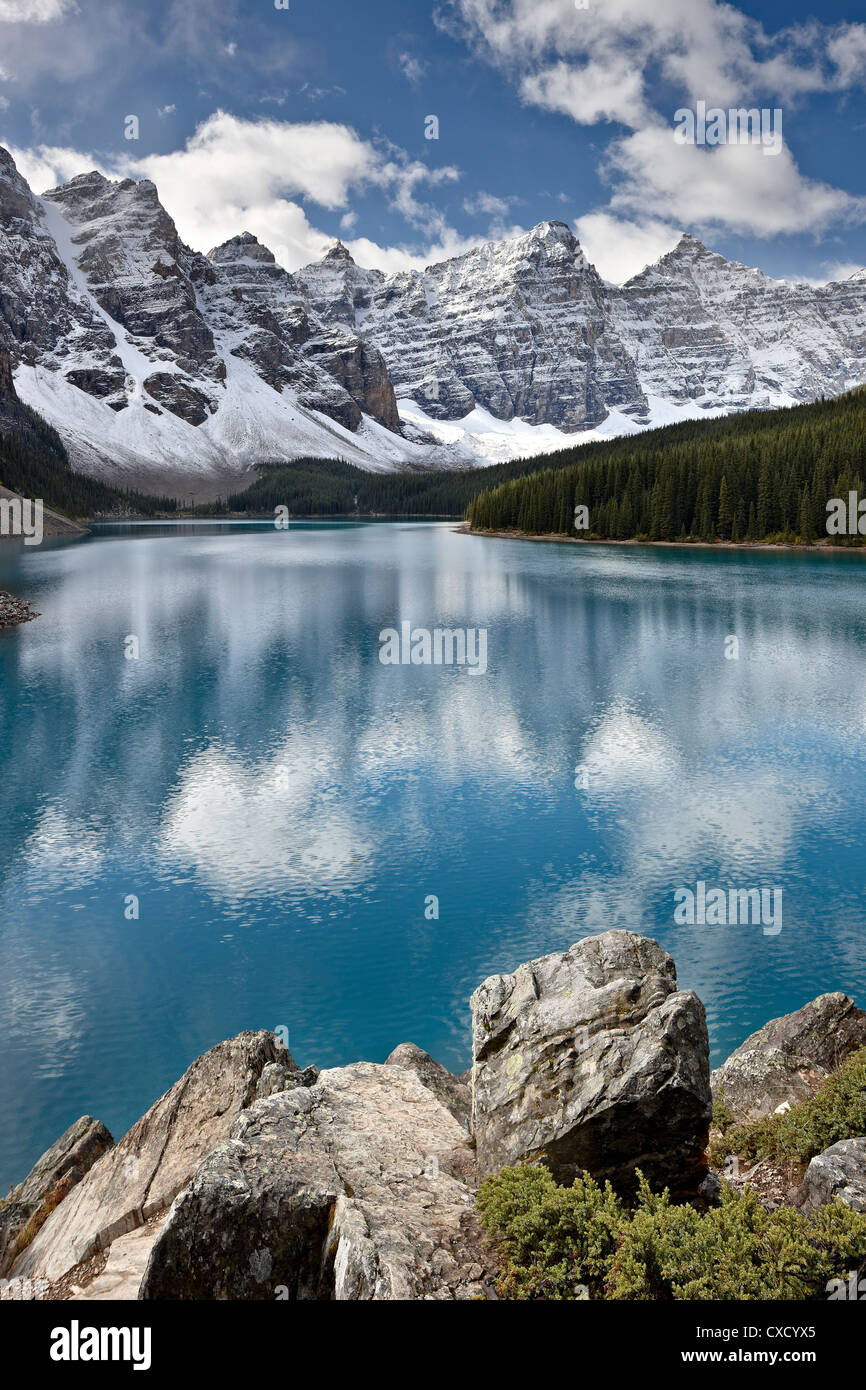 Le lac Moraine dans la chute de neige fraîche, Banff National Park, site du patrimoine mondial de l'UNESCO, de l'Alberta, au Canada, en Amérique du Nord Banque D'Images
