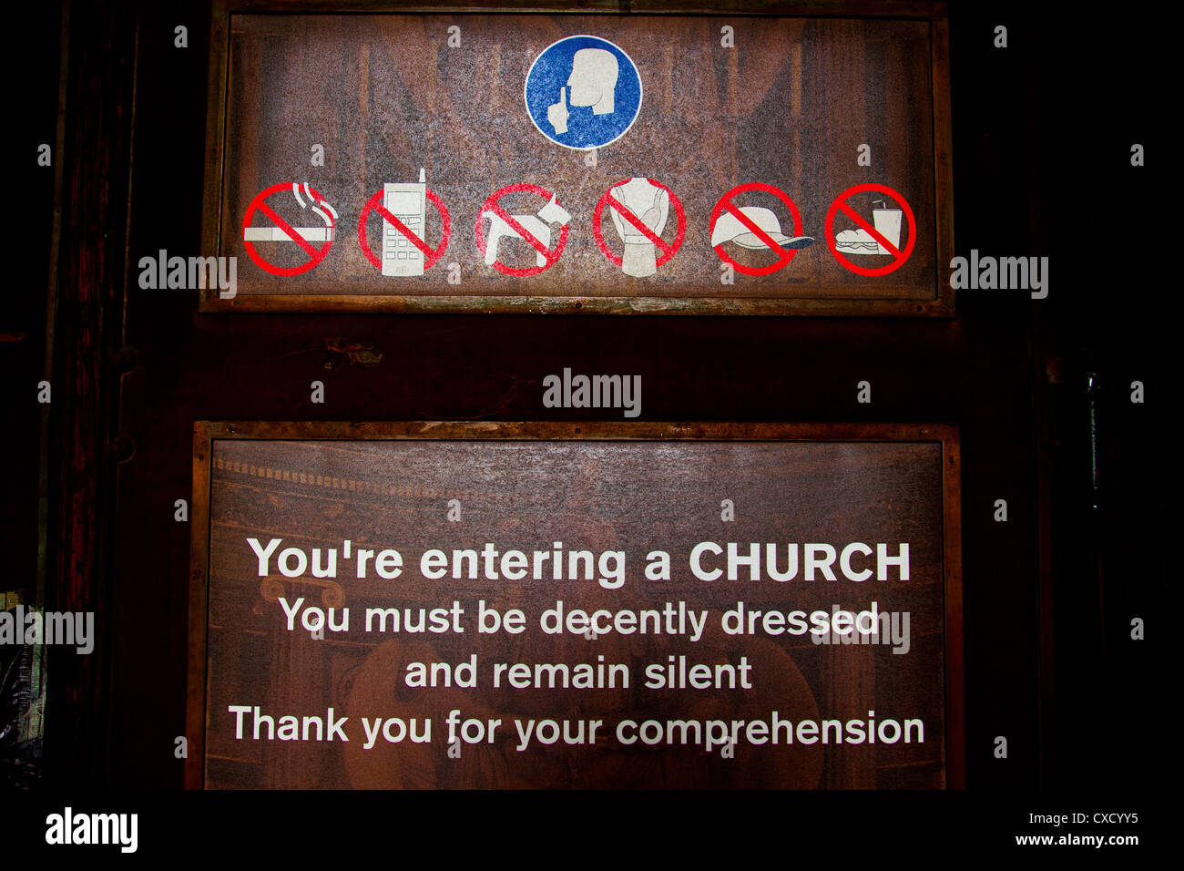 Signe par la porte d'une église de Paris décrivant les restrictions imposées aux visiteurs. Banque D'Images