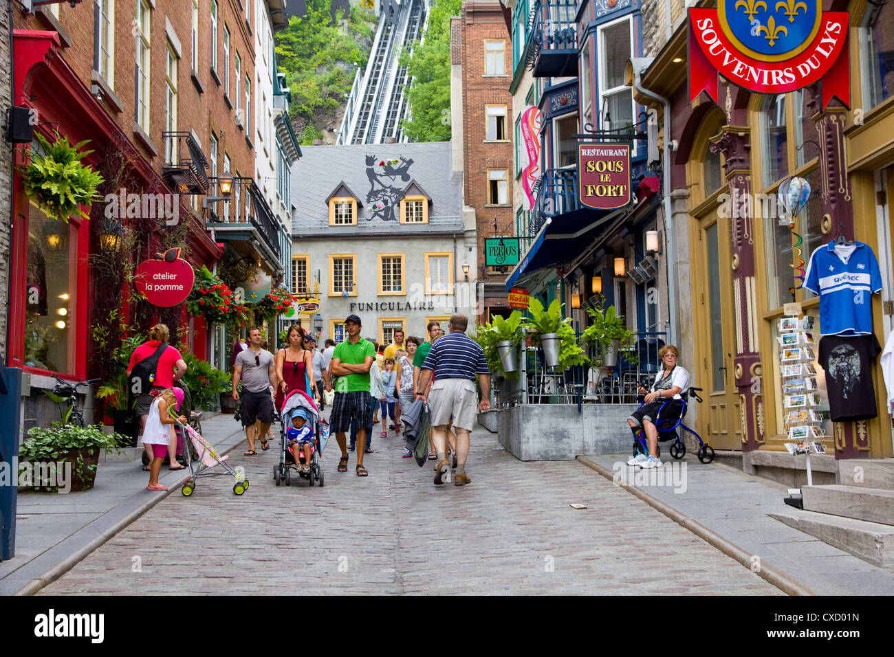 Basse-ville historique du quartier Petit Champlain, Québec, Canada avec Funiculaire du Vieux-Quebec en arrière-plan Banque D'Images