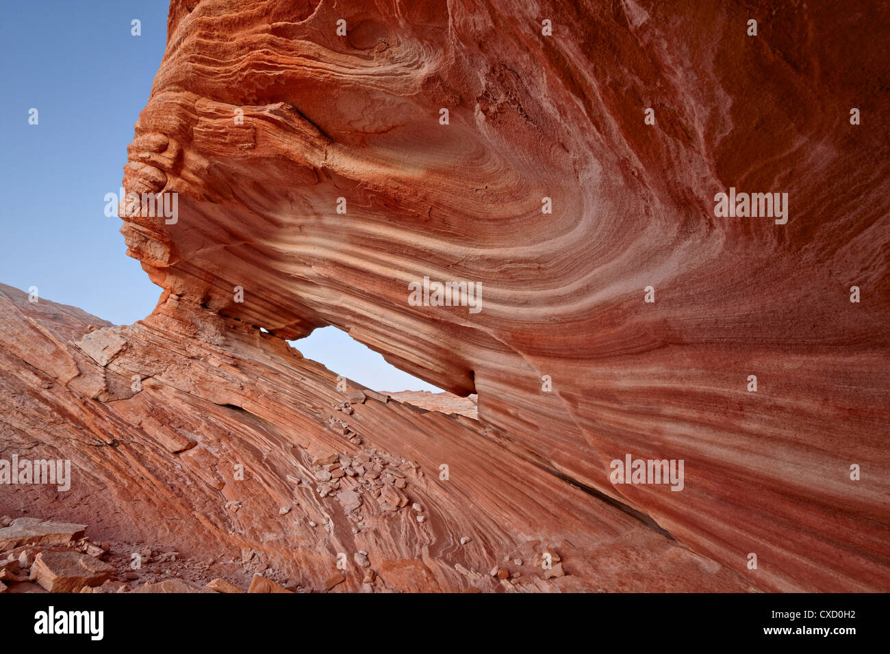 Arche de grès en couches, la Vallée de Feu State Park, Nevada, États-Unis d'Amérique, Amérique du Nord Banque D'Images
