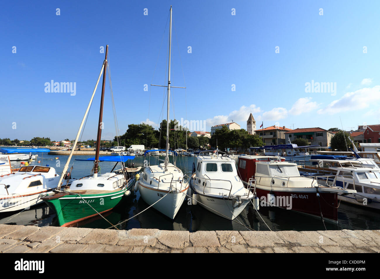 Yachts dans le port, Sveti Filip i Jakov, Croatie. Banque D'Images