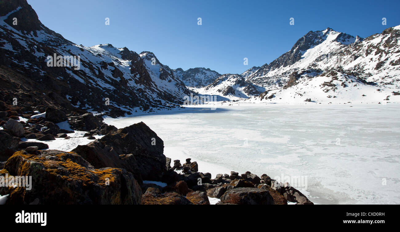 Lac gelé à Gosaikunda, un arrêt pour les randonneurs de haute altitude dans l'Himalaya, Népal Banque D'Images
