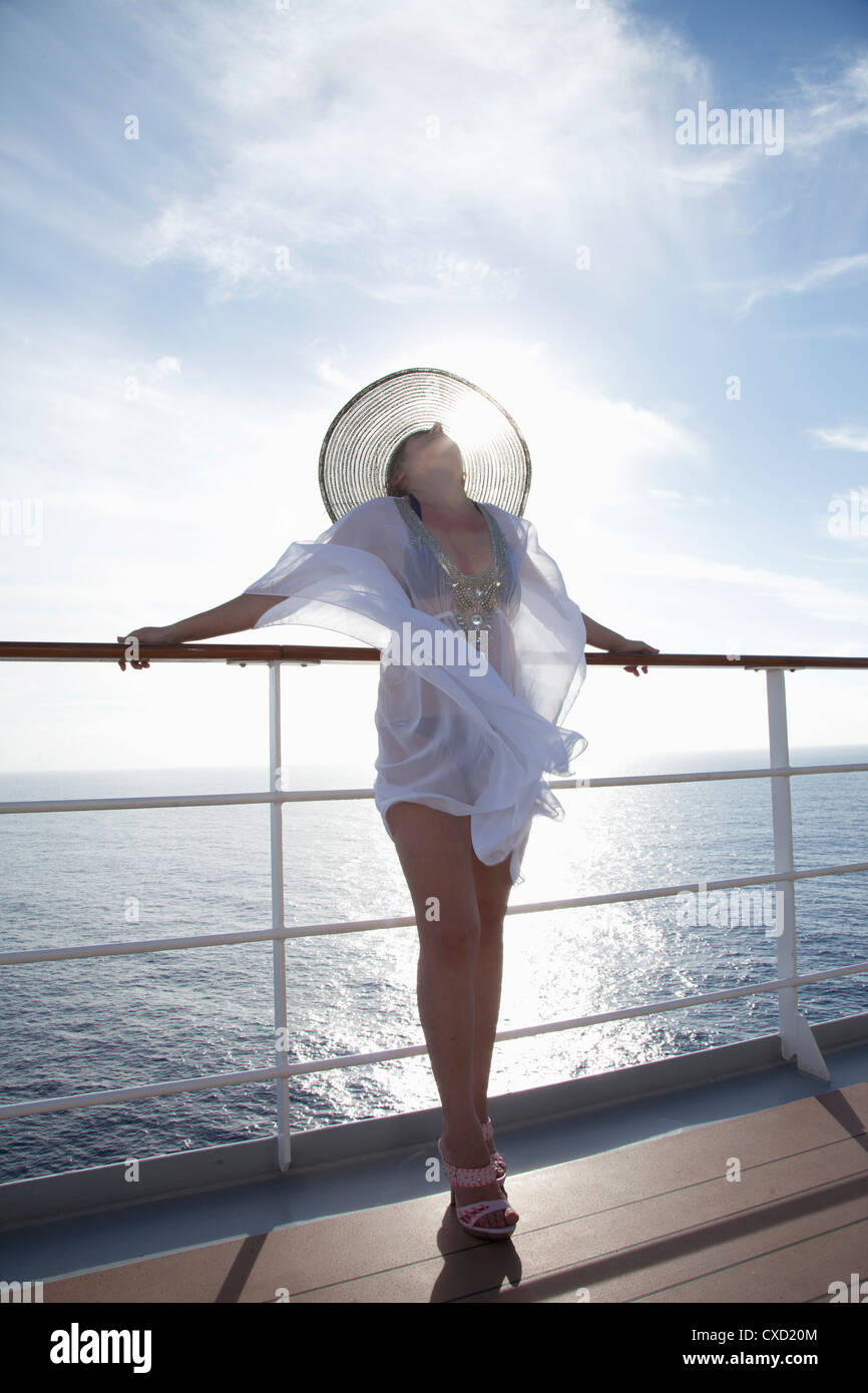 Femme sur un bateau de croisière, Nassau, Bahamas, Antilles, Caraïbes, Amérique Centrale Banque D'Images