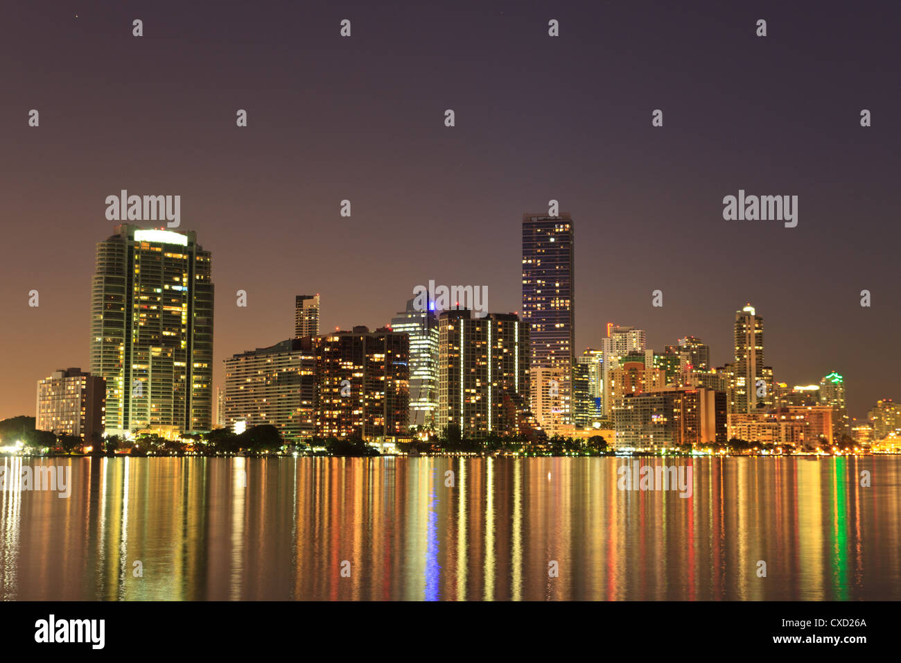 Miami Florida bayfront skyline at night (les reflets dans l'eau) Banque D'Images