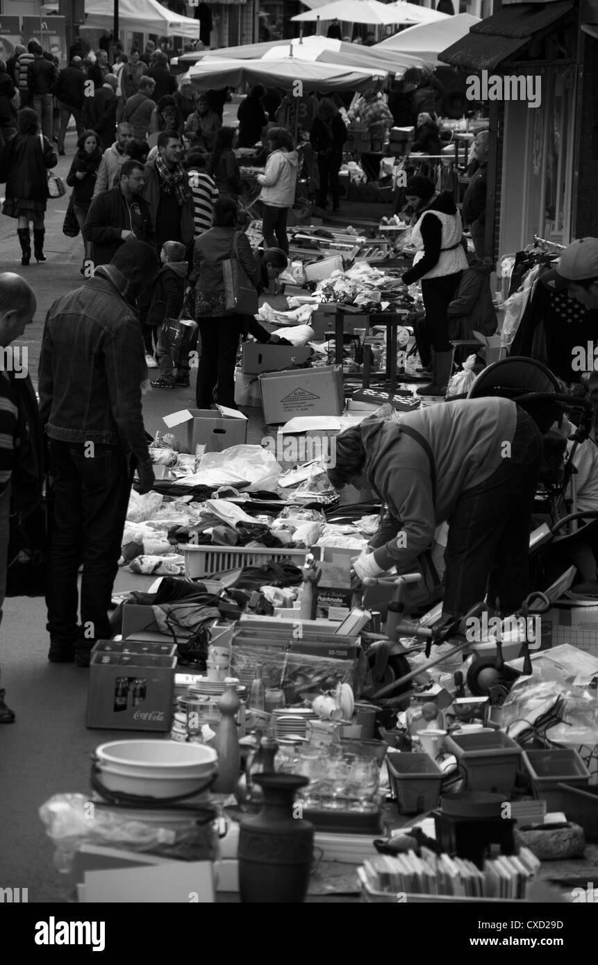 Typique de l'activité belge dimanche, pour aller à la chasse pour les antiquités sur le métier d'occasion. Banque D'Images