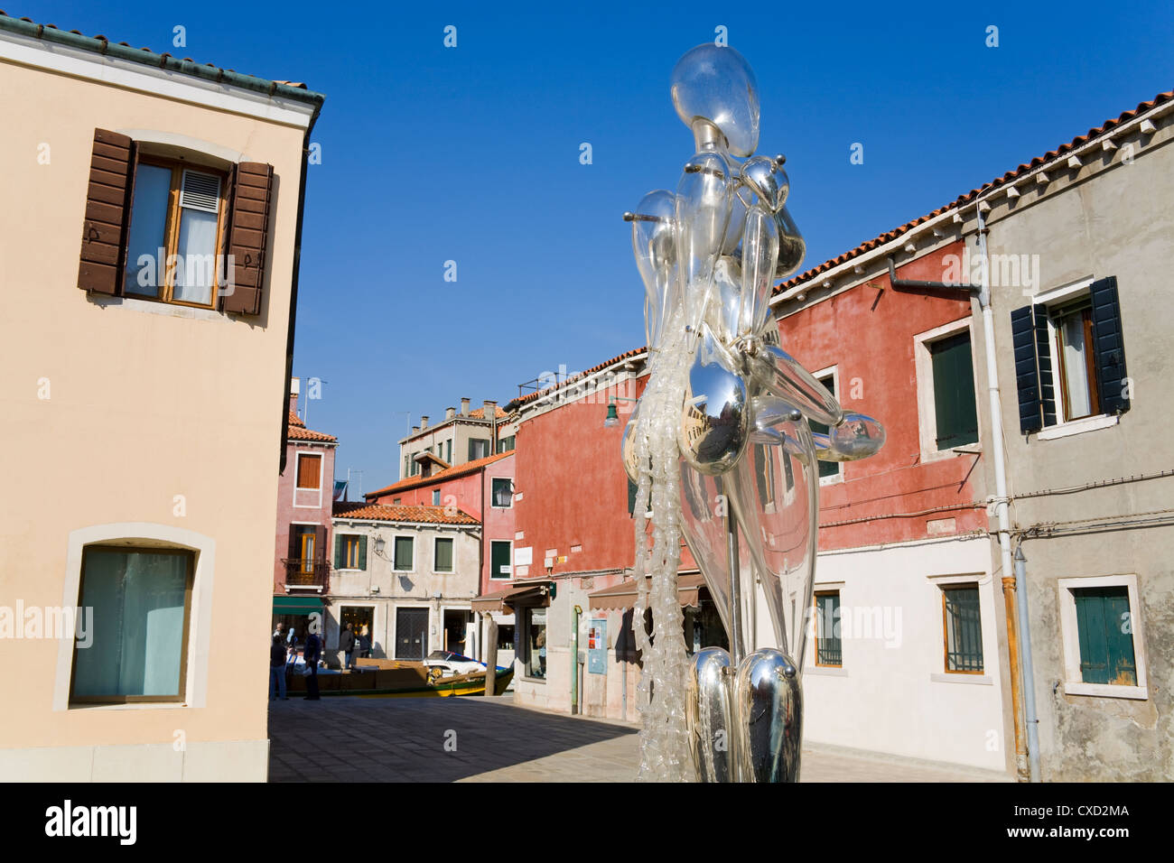 Sculpture en verre par Denise Gemin sur Bressagio Street, l'île de Murano, Venise, Vénétie, Italie, Europe Banque D'Images