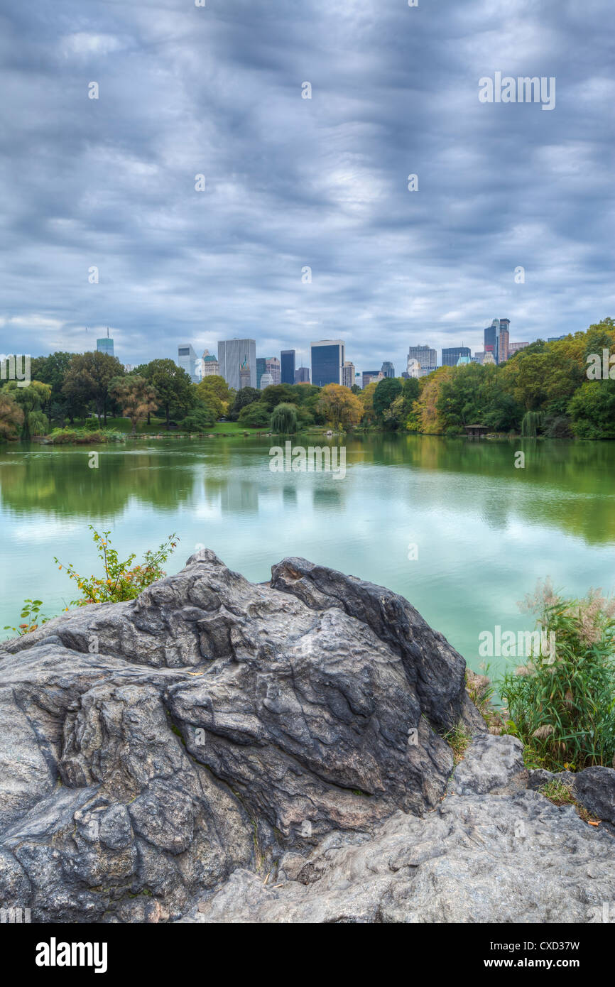 Central Park, New York Ville paysage urbain sur le lac sur Stone Ridge Banque D'Images