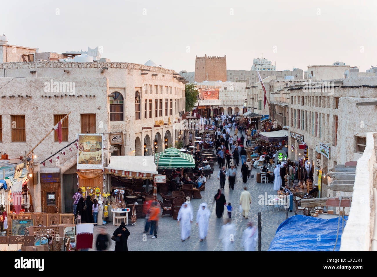 Le souq Waqif restauré avec de la boue rendus boutiques et des poutres en bois apparentes, Doha, Qatar, Moyen-Orient Banque D'Images