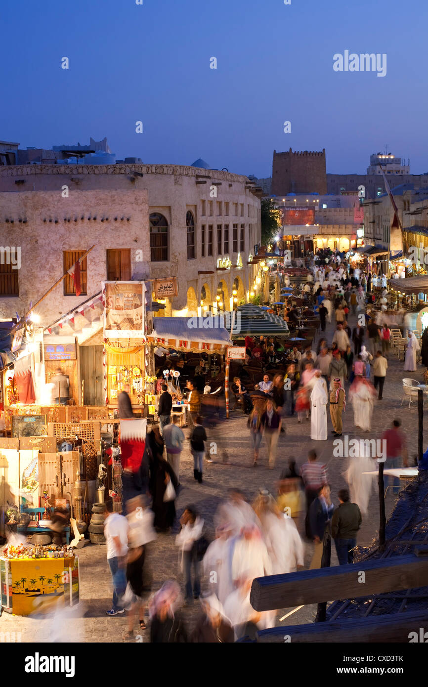 Le souq Waqif restauré avec de la boue rendus boutiques et des poutres en bois apparentes, Doha, Qatar, Moyen-Orient Banque D'Images