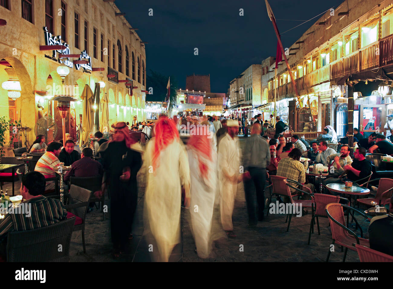 Le souq Waqif restauré avec de la boue rendus boutiques et des poutres en bois apparentes, Doha, Qatar, Moyen-Orient Banque D'Images