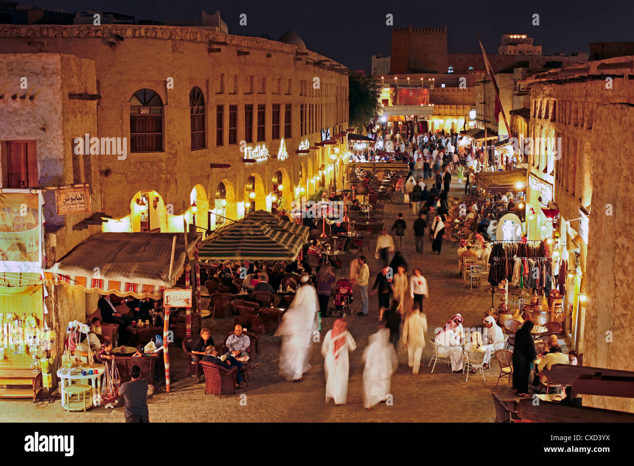 Le souq Waqif restauré avec de la boue rendus boutiques et des poutres en bois apparentes, Doha, Qatar, Moyen-Orient Banque D'Images