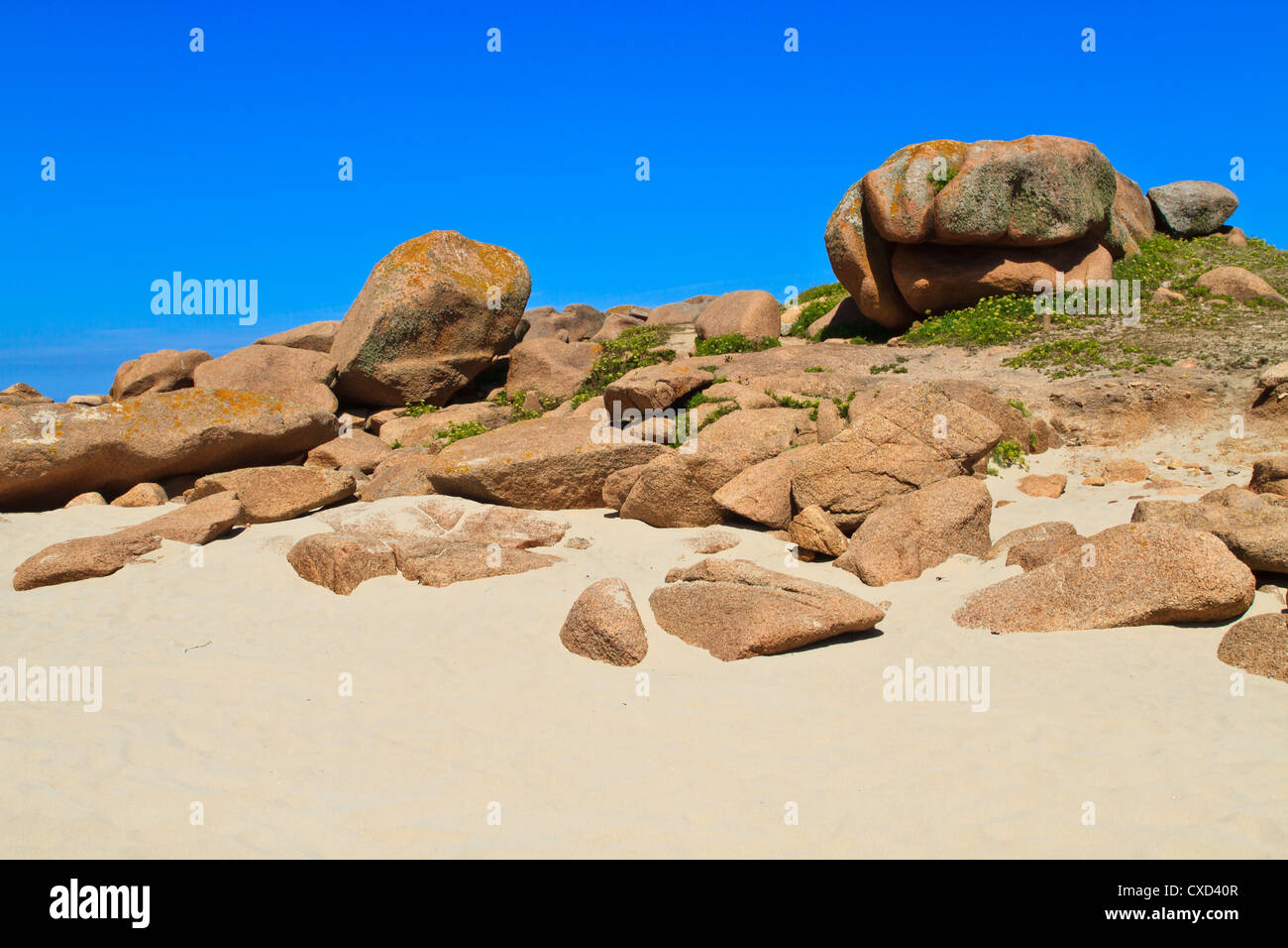 Les rochers de granit sur la côte atlantique française plage, Bretagne Banque D'Images