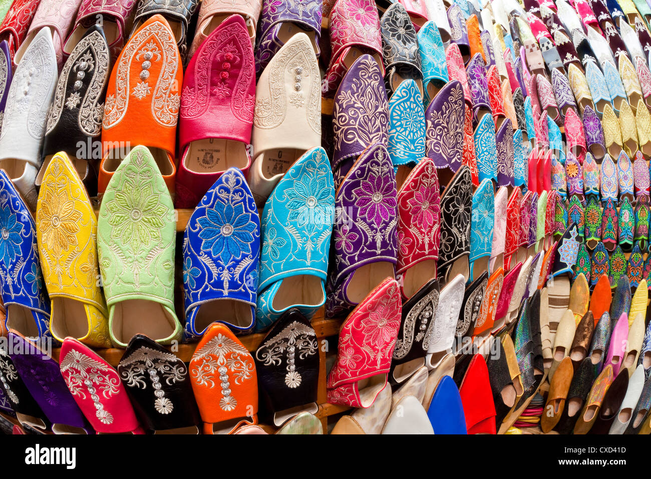 Marocain en cuir souple chaussons au souk, Médina, Marrakech, Maroc, Afrique du Nord, Afrique Banque D'Images