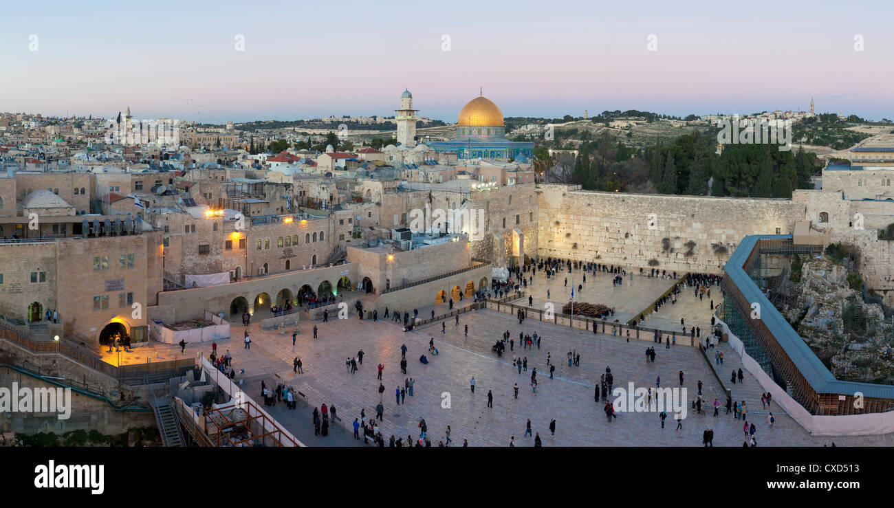 Quartier juif de la place du Mur occidental, avec les gens priant au Mur des lamentations, vieille ville, Jérusalem, Israël Banque D'Images