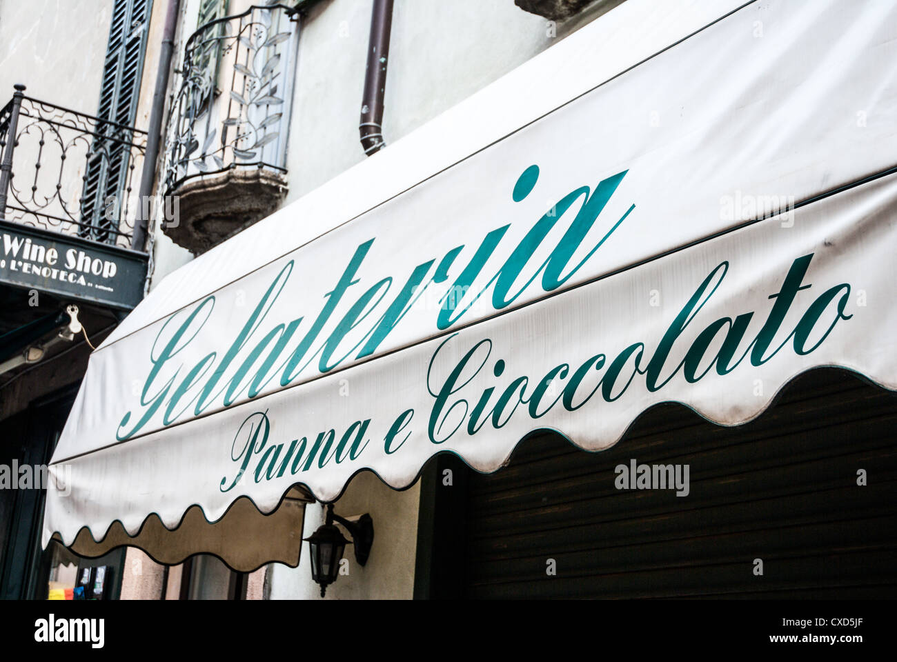 Auvent Gelateria sur un magasin de crème glacée à Menaggio, Lac de Côme Banque D'Images