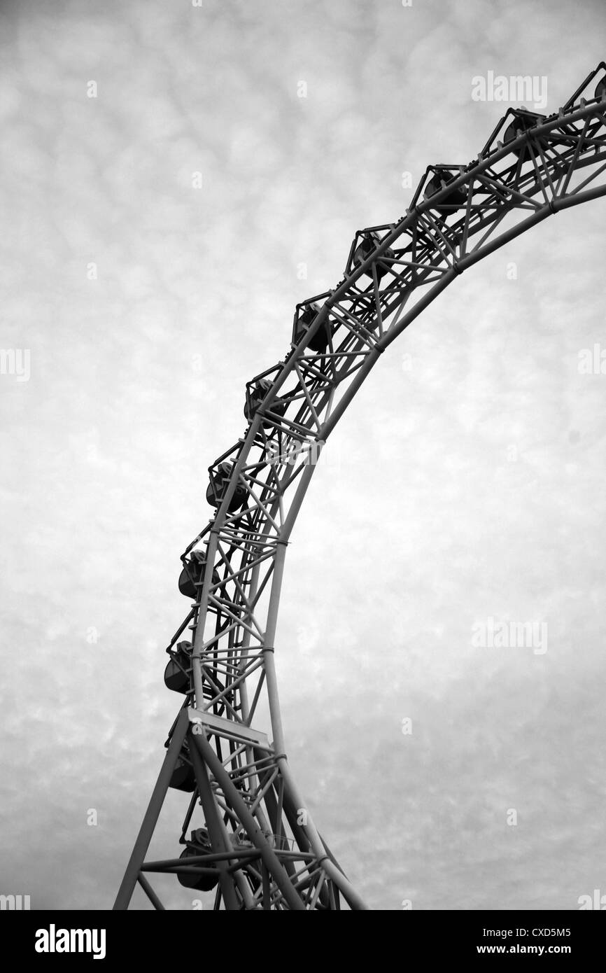 C'est une photo d'une grande roue dans un parc de divertissement abandonnés quelque part en Thaïlande, en Asie. Nous pouvons voir de vieux sièges sales ou sit Banque D'Images