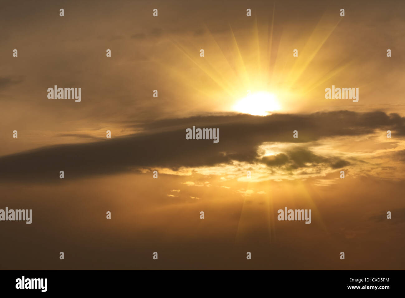 Sun Ray dans les nuages au coucher du soleil Banque D'Images