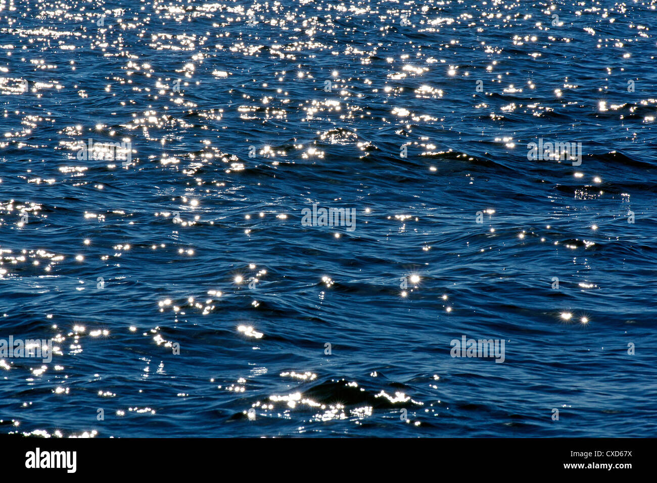 La surface de la mer qui reflète la lumière Banque D'Images