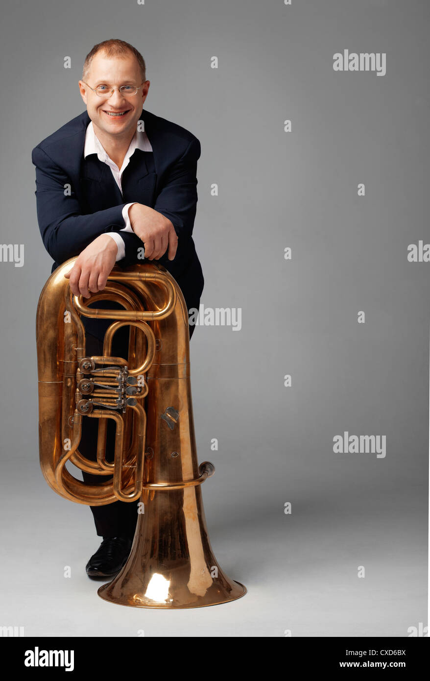 Portrait of a smiling young tubaist avec son instrument Banque D'Images