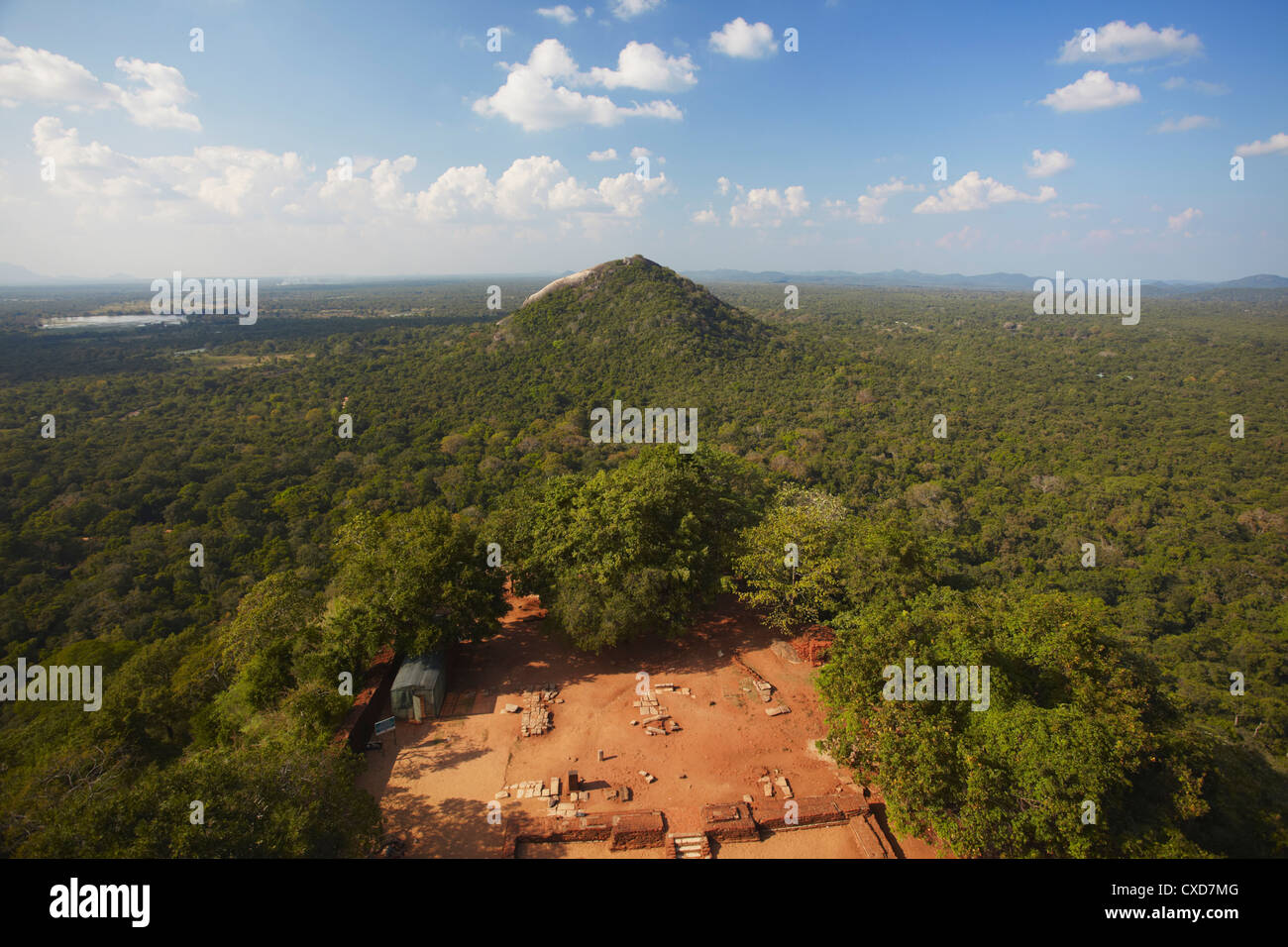 Vue sur campagne environnante de Sigiriya, UNESCO World Heritage Site, North Central Province, Sri Lanka, Asie Banque D'Images