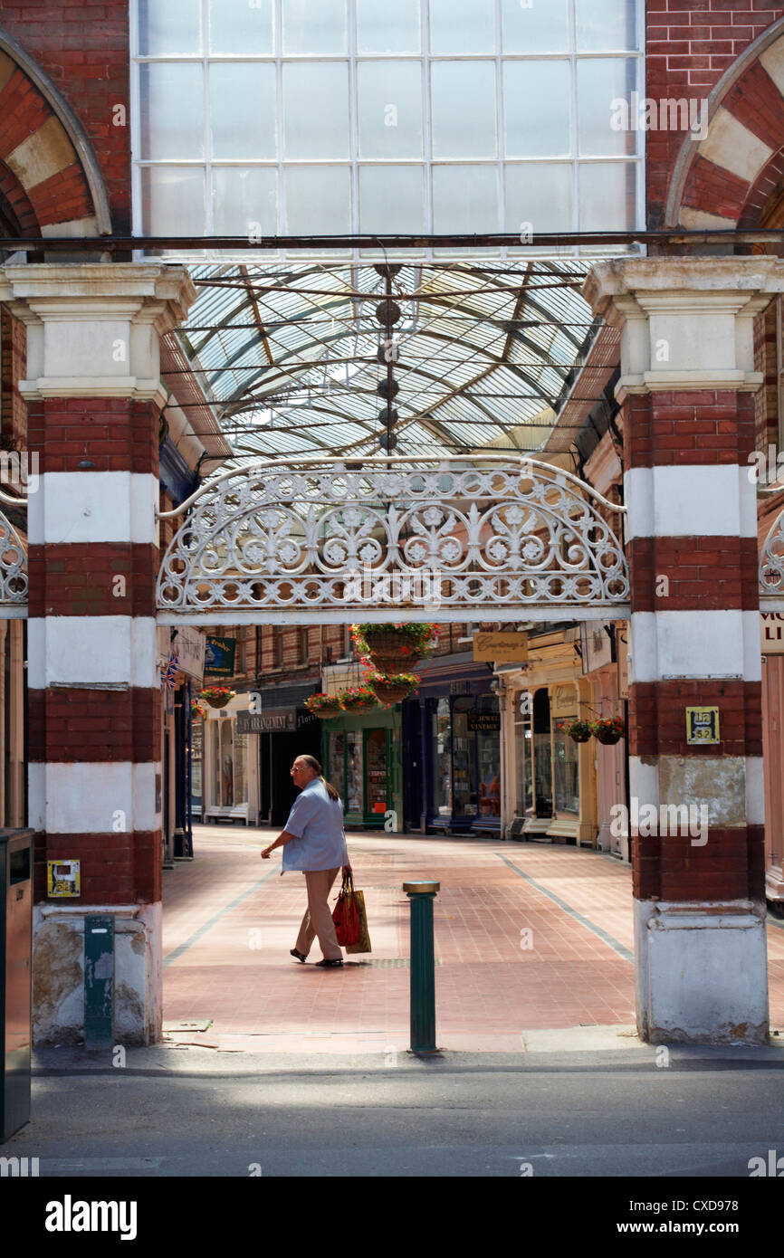 Personne marcher dans Westbourne arcade, à Bournemouth en Juillet Banque D'Images