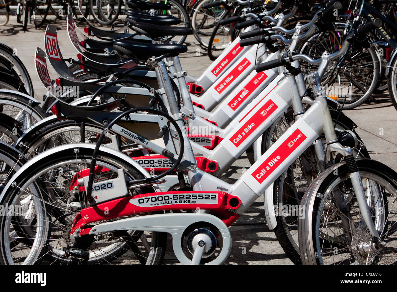 Call a Bike, un service de location de vélos, la Deutsche Bahn AG, à l'extérieur de la gare principale de Cologne, Rhénanie du Nord-Westphalie, Allemagne, Europe Banque D'Images