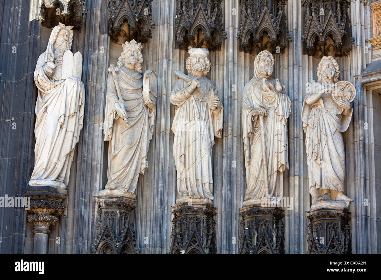 Les chiffres de calcaire d'un Apôtre sur le portail principal, Koelner Dom, la cathédrale de Cologne, Germany, Europe Banque D'Images