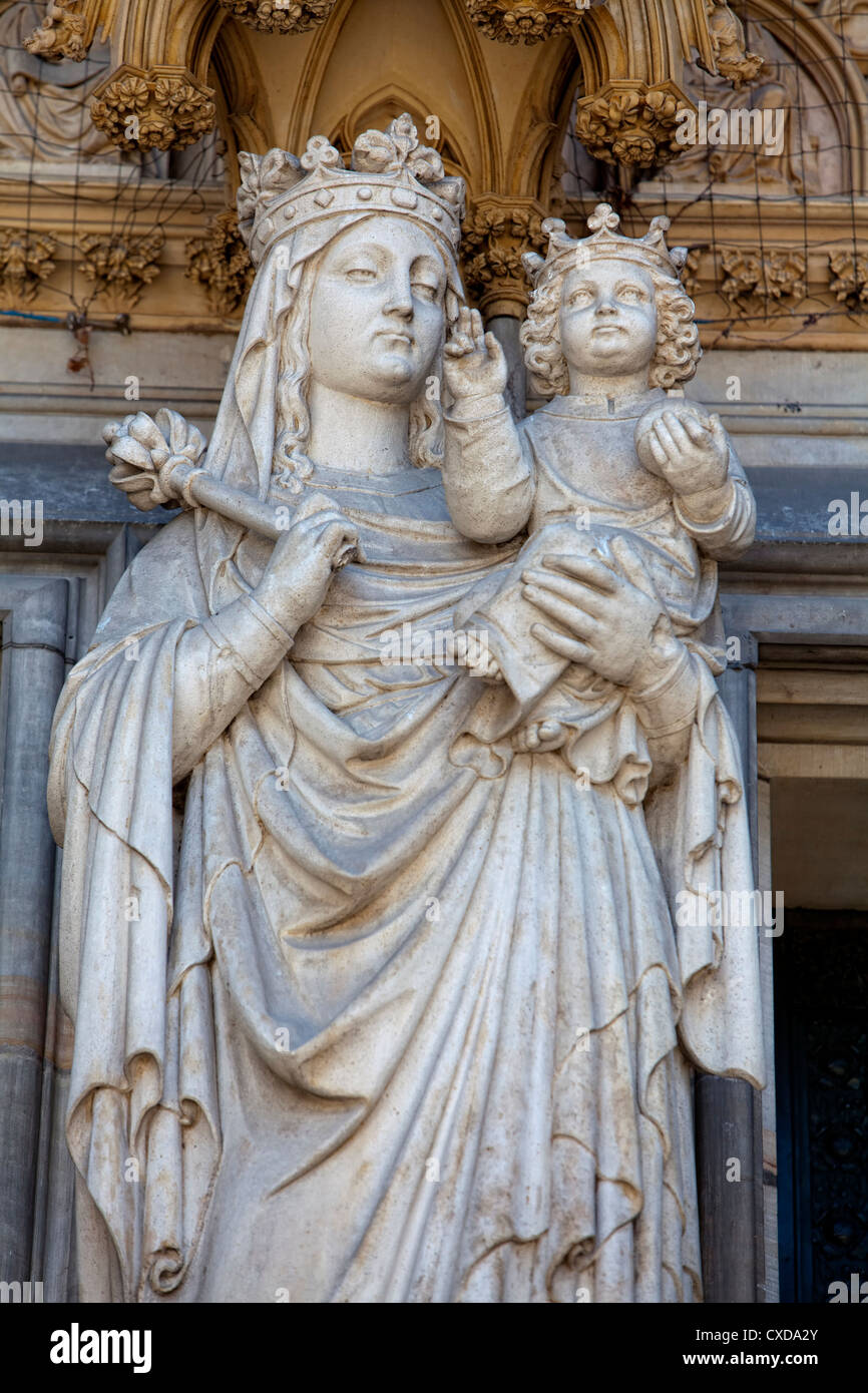 Statue de Madonna avec enfant, calcaire figure sur le portail principal, Koelner Dom, la cathédrale de Cologne, Germany, Europe Banque D'Images