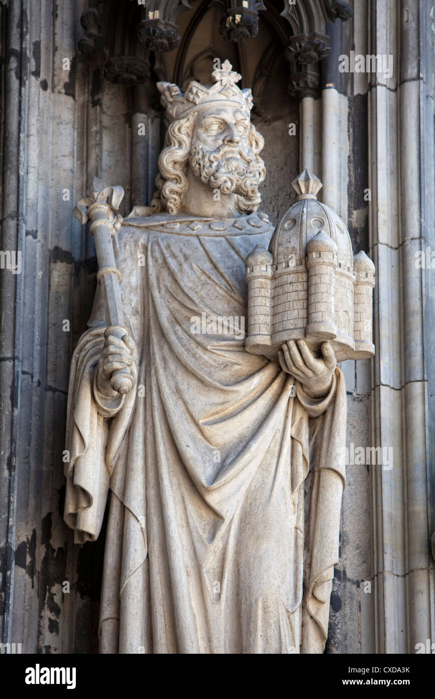 La figure de calcaire d'un Apôtre sur le portail principal, Koelner Dom, la cathédrale de Cologne, Germany, Europe Banque D'Images