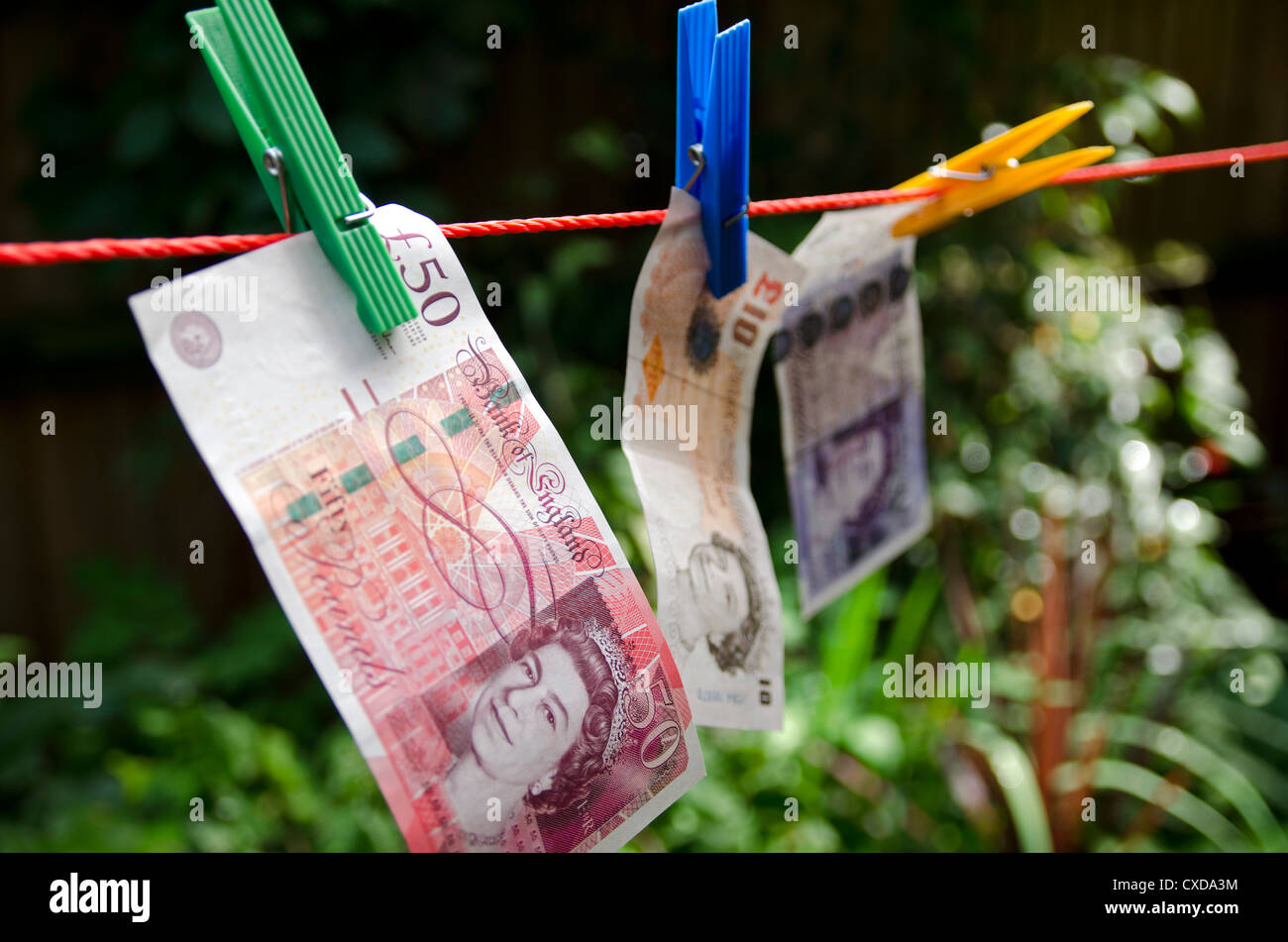 British pound notes sur la ligne de lavage dans jardin Banque D'Images