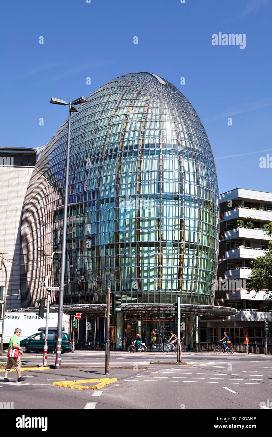 Weltstadthaus avec une façade en verre par l'architecte Renzo Piano, la rue commerçante Schildergasse, Cologne, Rhénanie du Nord-Westphalie, Allemagne Banque D'Images