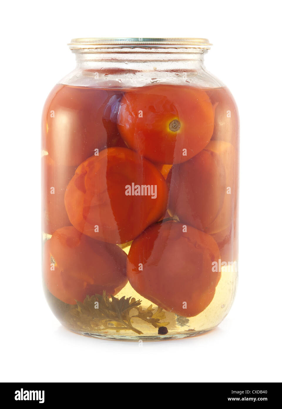 Tomates en conserve dans des bocaux en verre isolated on white Banque D'Images