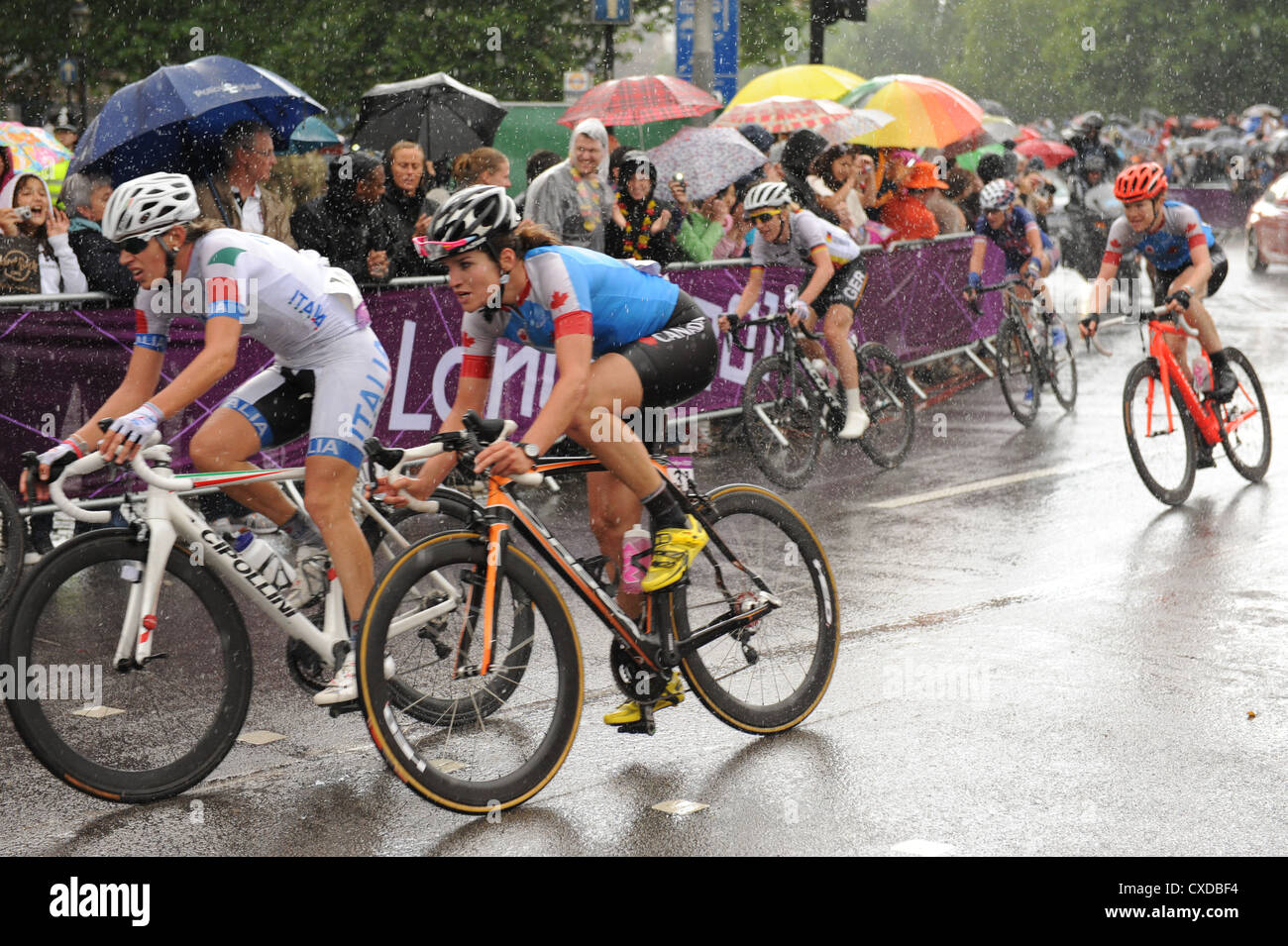 Les cyclistes dans la course sur route des femmes les Jeux Olympiques de 2012 à Londres Banque D'Images