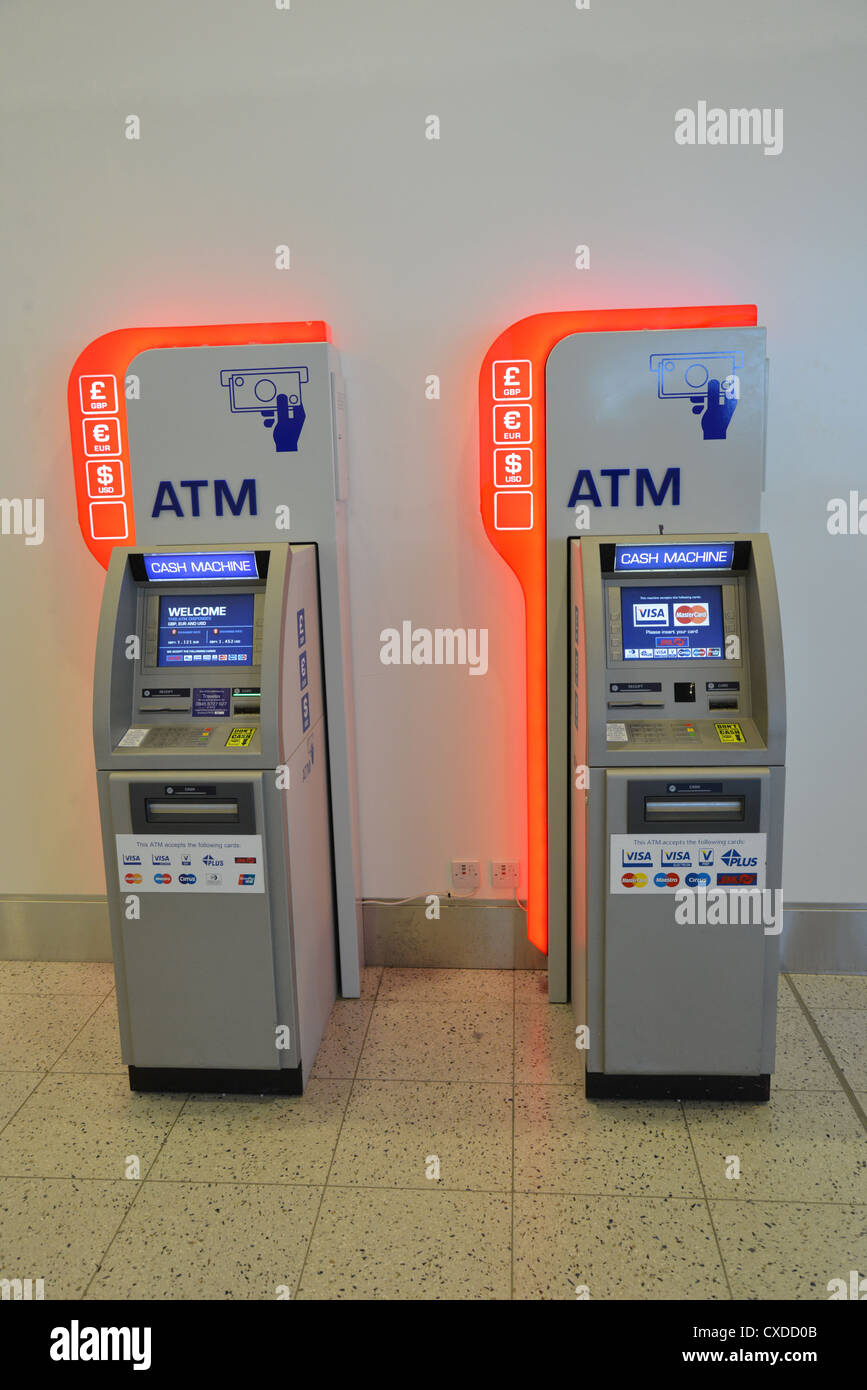 Distributeur automatique de billets en Amérique du terminal, l'aéroport de London Gatwick, Crawley, West Sussex, Angleterre, Royaume-Uni Banque D'Images