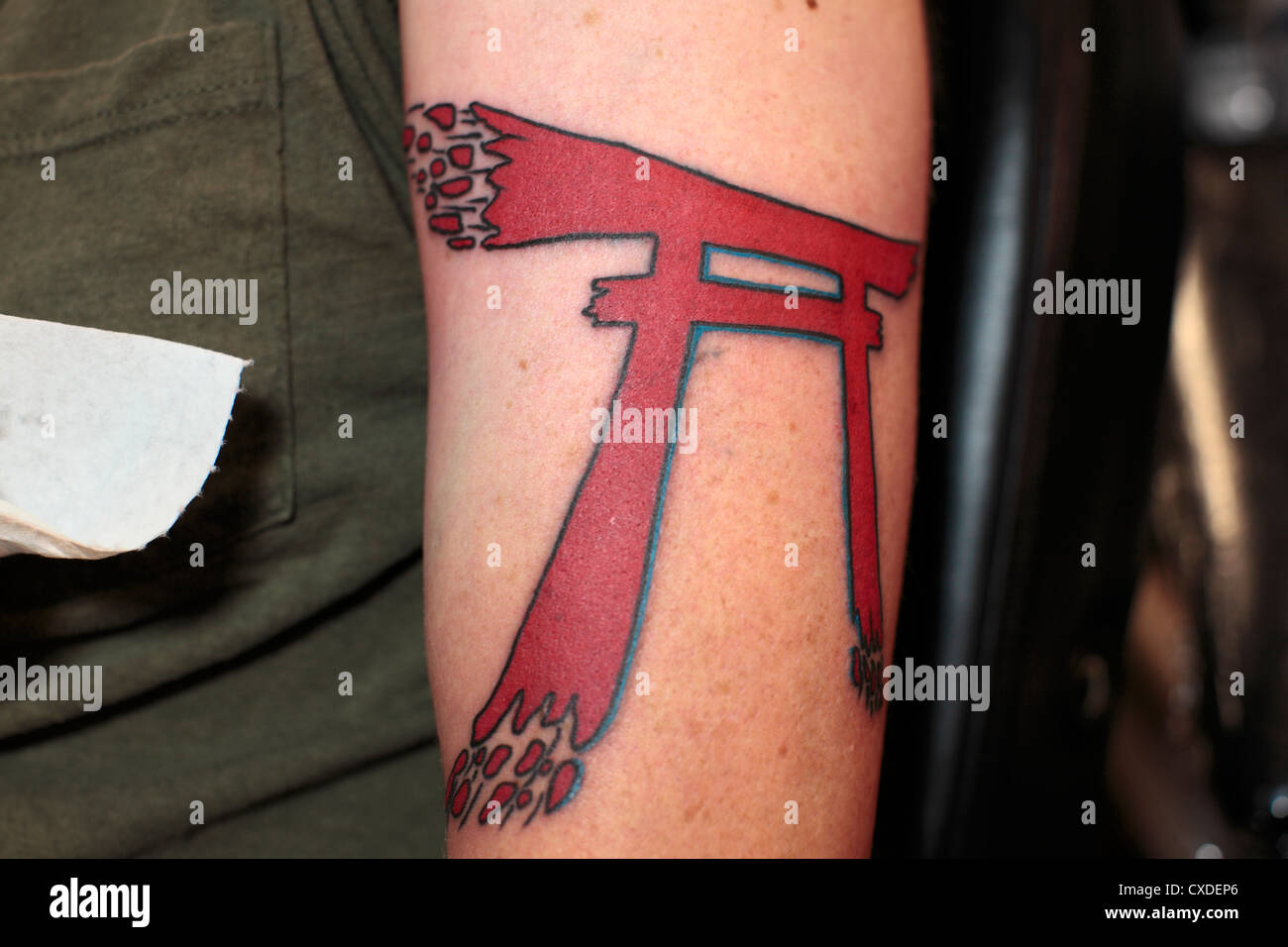 Torii tatouage au bras de l'homme. Banque D'Images